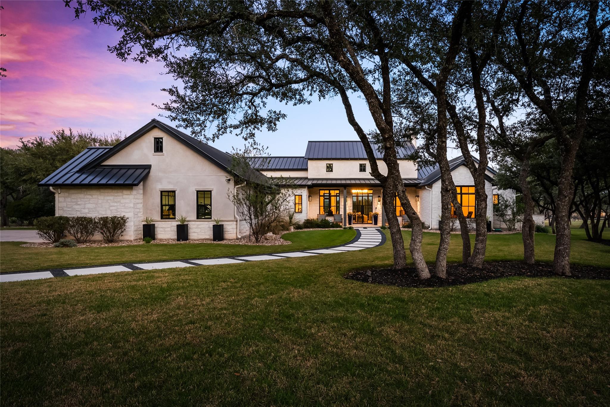 Listing photo 1 of 945  Rivercliff Dr
