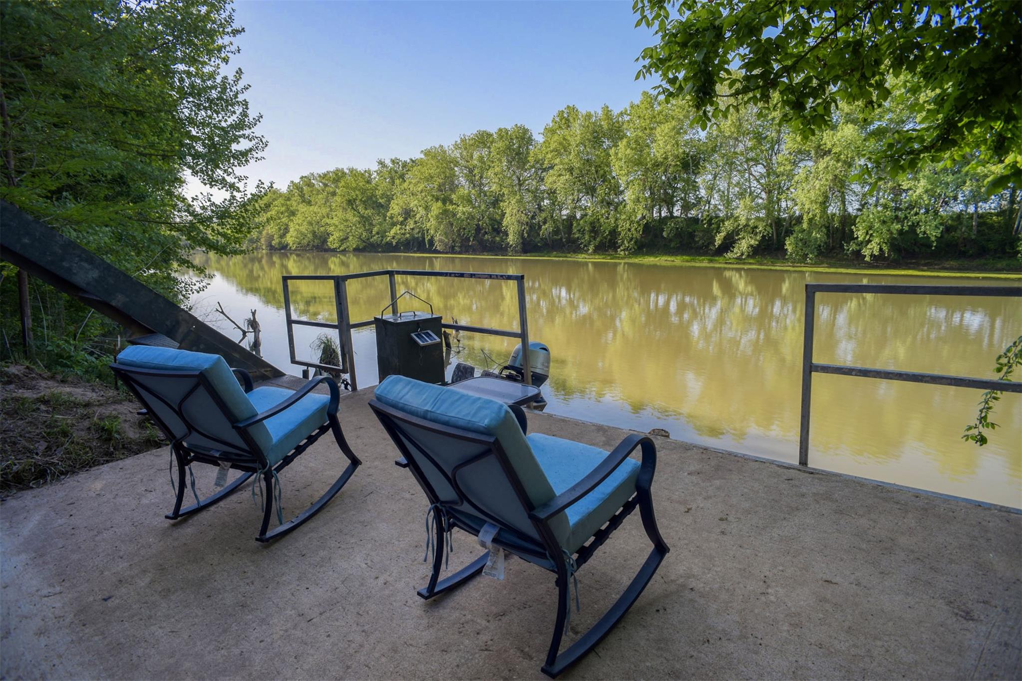 Listing photo 1 of 678  Ponderosa Rd