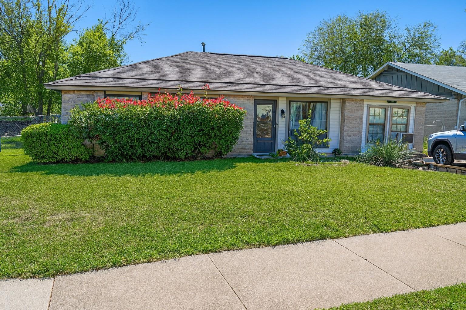 Listing photo 1 of 405  Thistlewood Dr