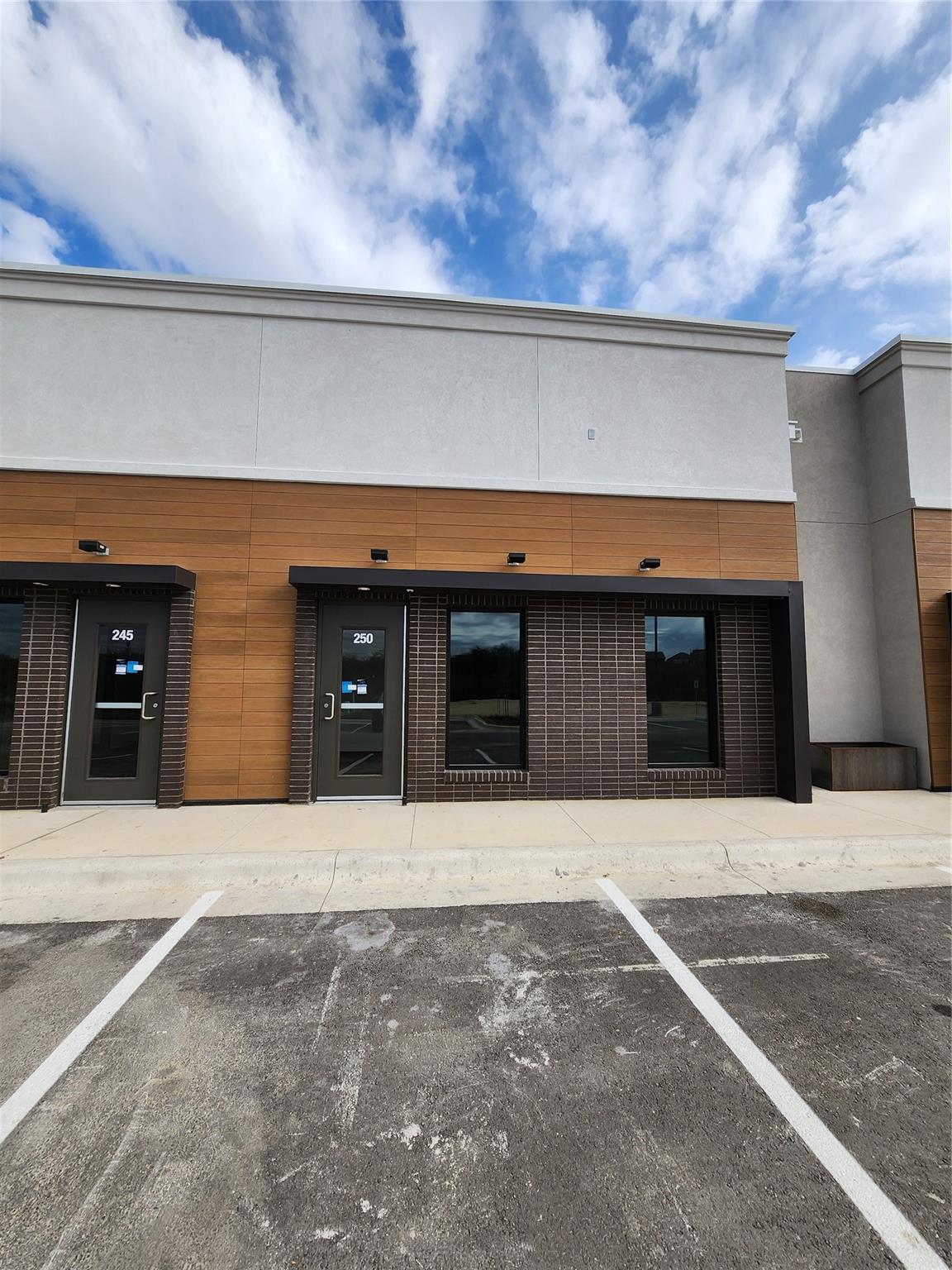 Listing photo 1 of 2261  Gattis School Rd  #250