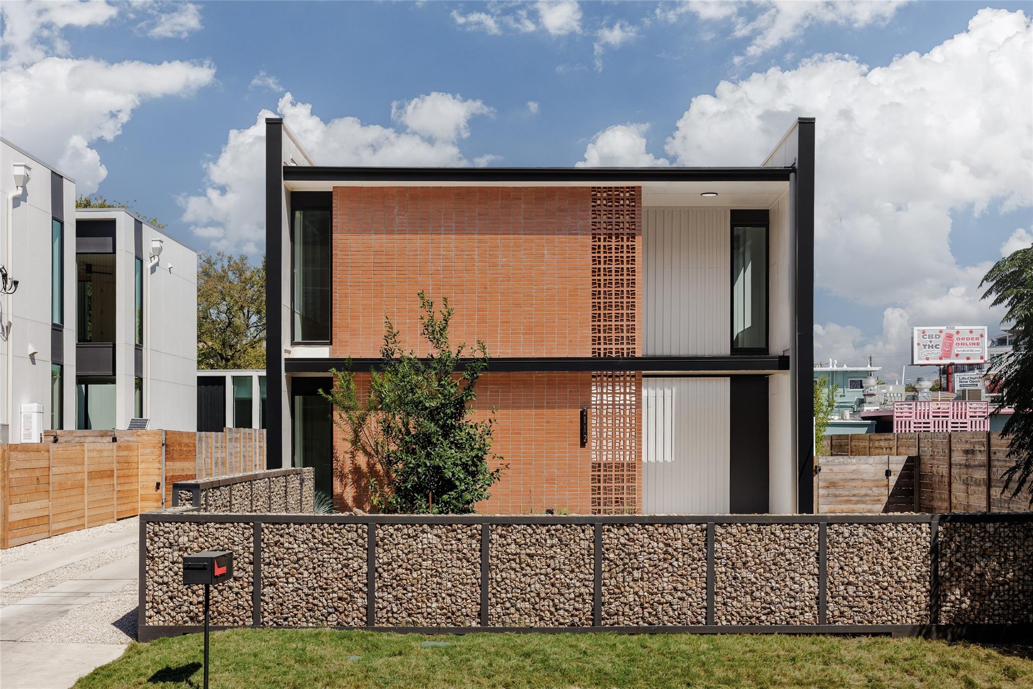 Listing photo 1 of 2112  Lawnmont Ave