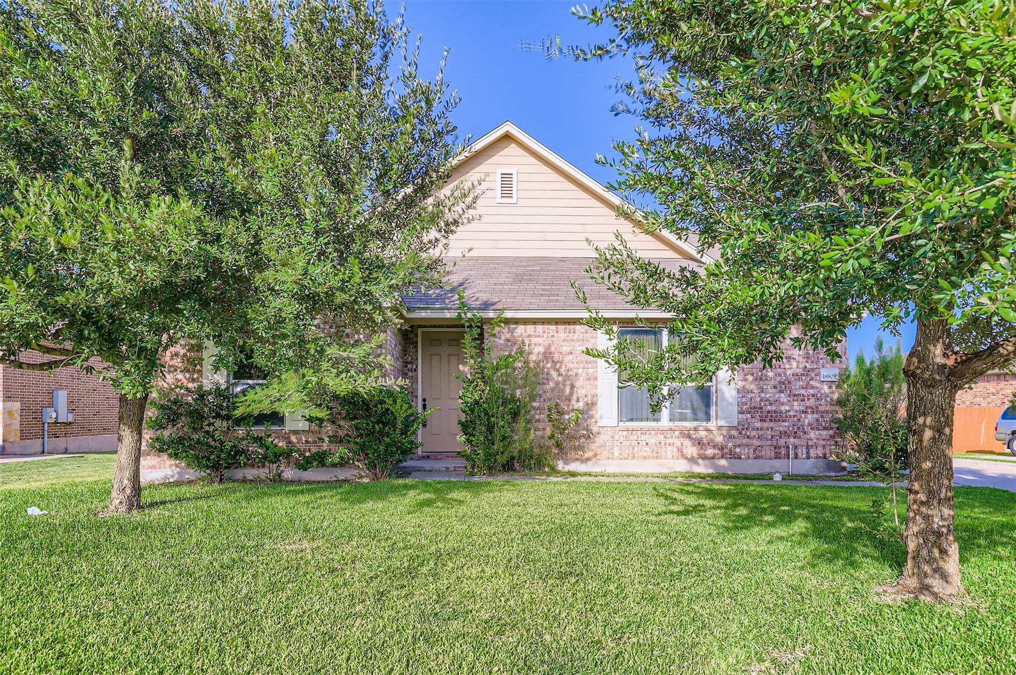 View of front of property featuring a front lawn 