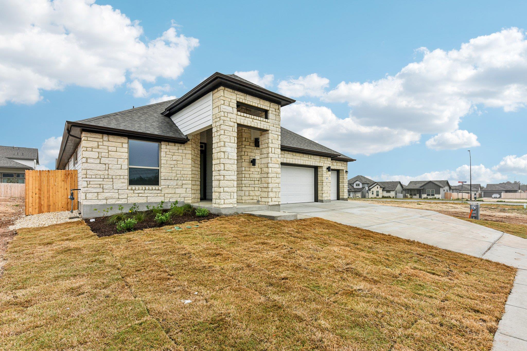 Listing photo 1 of 581  Treadwell Ln