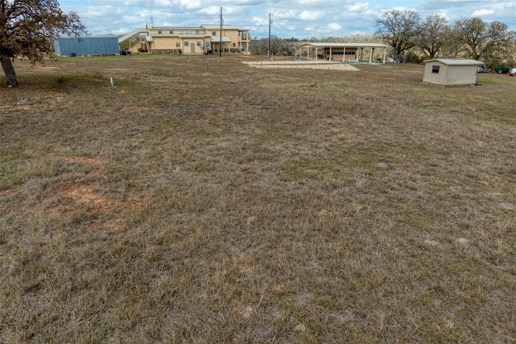 View of yard with an outbuilding