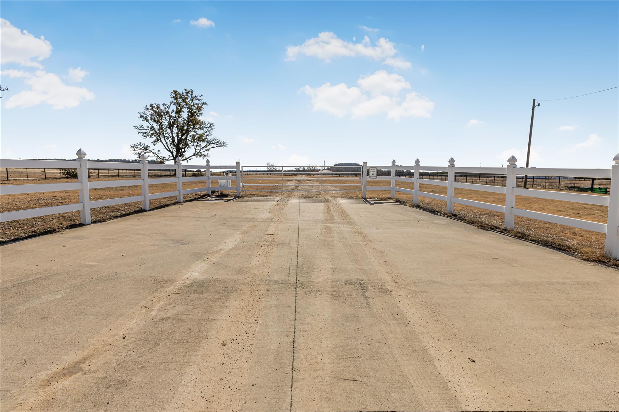 Listing photo 1 of 950  Stagecoach Rd