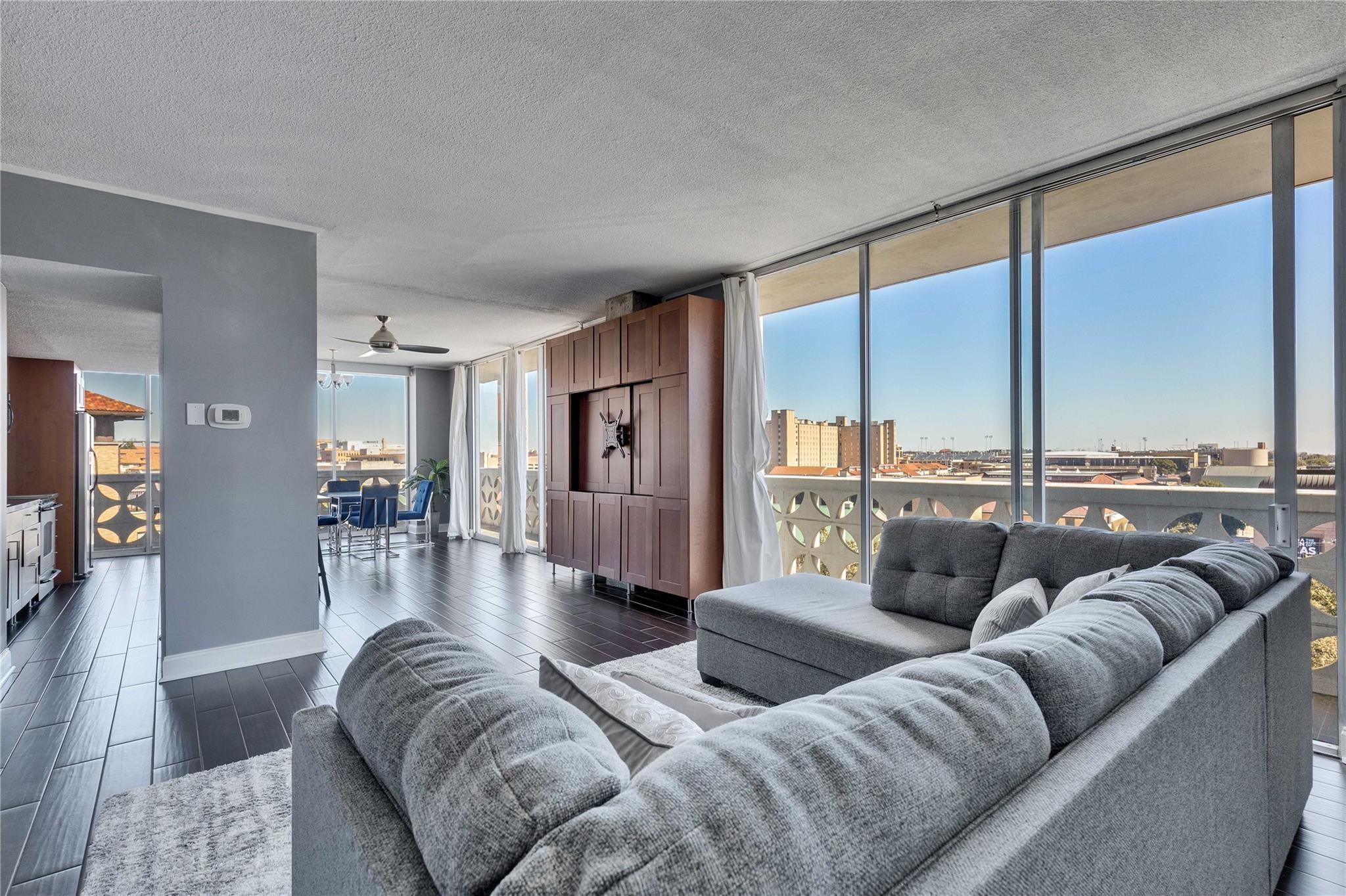 Ảnh nhà đang rao bán 1 của 1801  Lavaca St  #5D