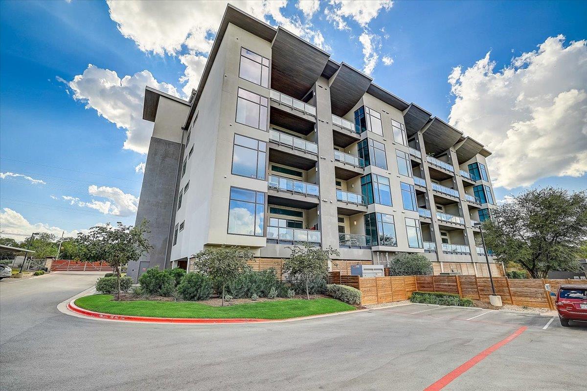 View of apartment building / complex with uncover