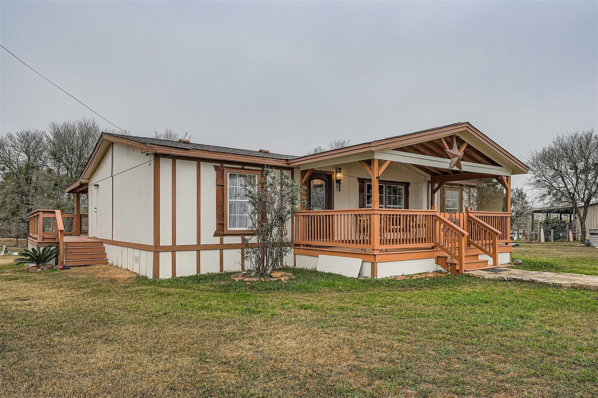 View of front of home featuring a front yard and 