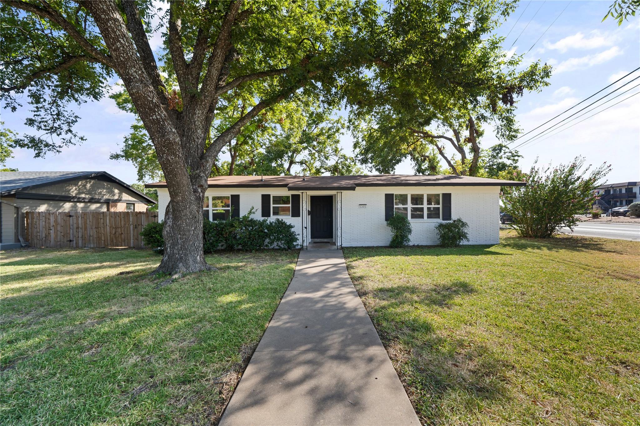 Listing photo 1 of 1201  Ridgehaven Dr