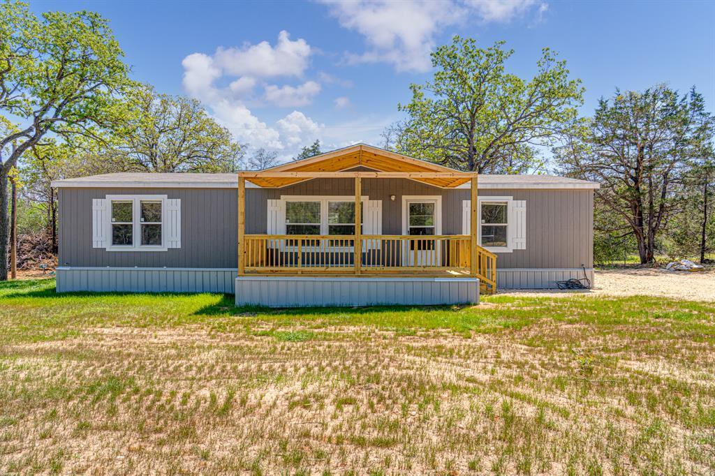 Manufactured / mobile home featuring a front lawn