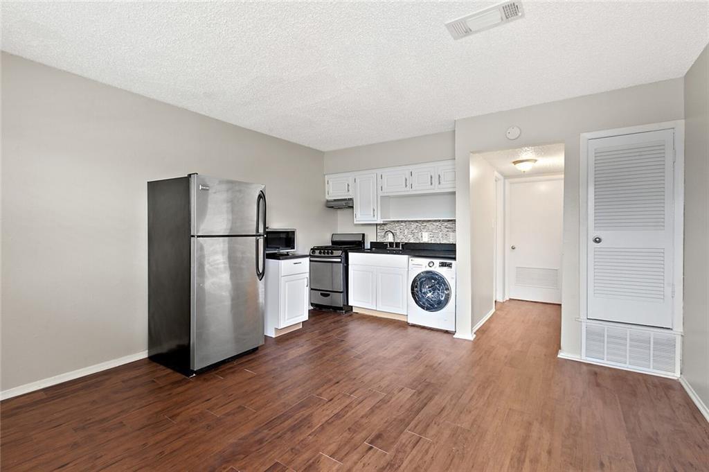 Listing photo 1 of 2401  Manor Rd  #216