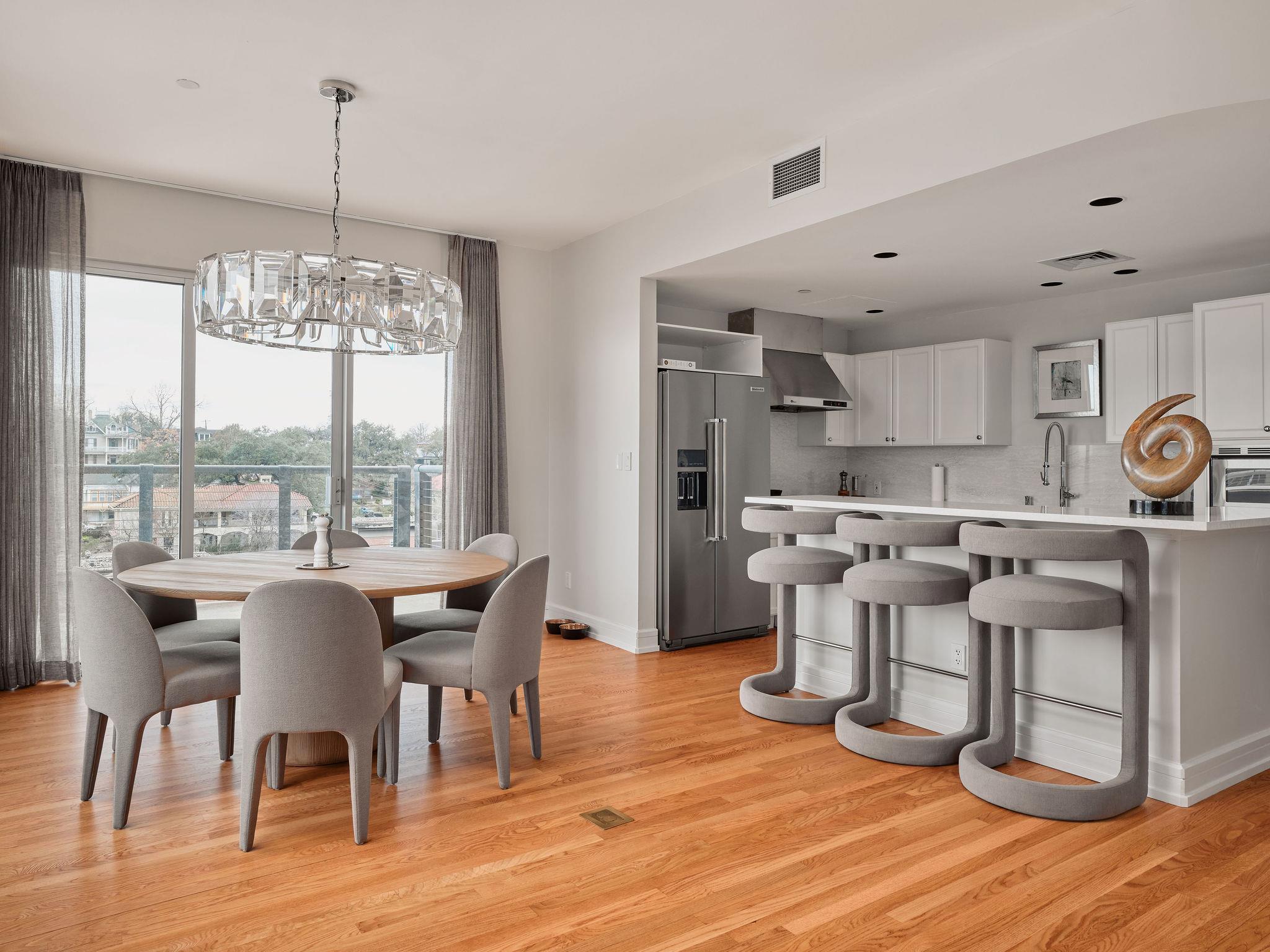 Listing photo 1 of 901 W 9th St  #706