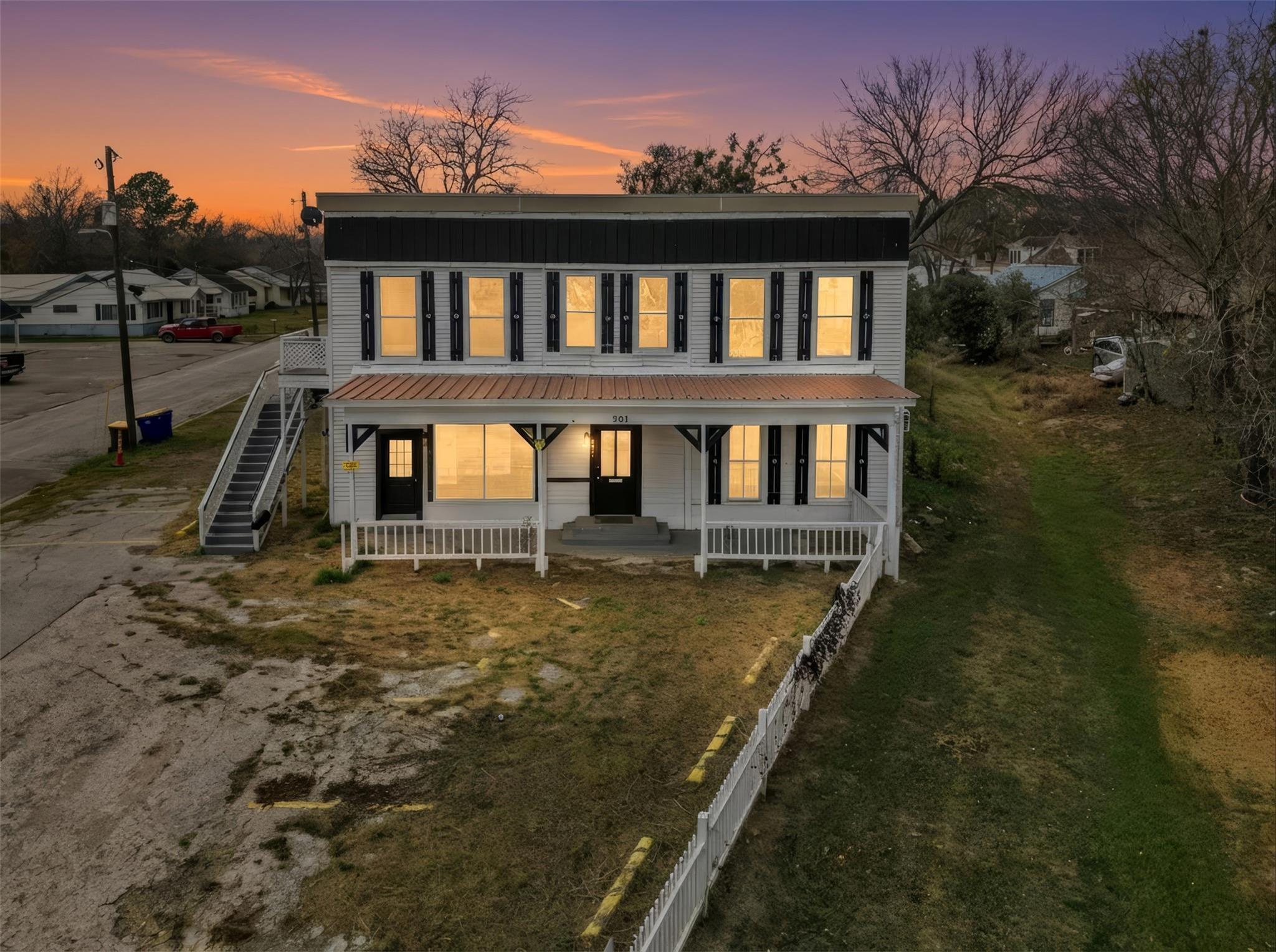 Listing photo 1 of 901 N Saint Joseph St