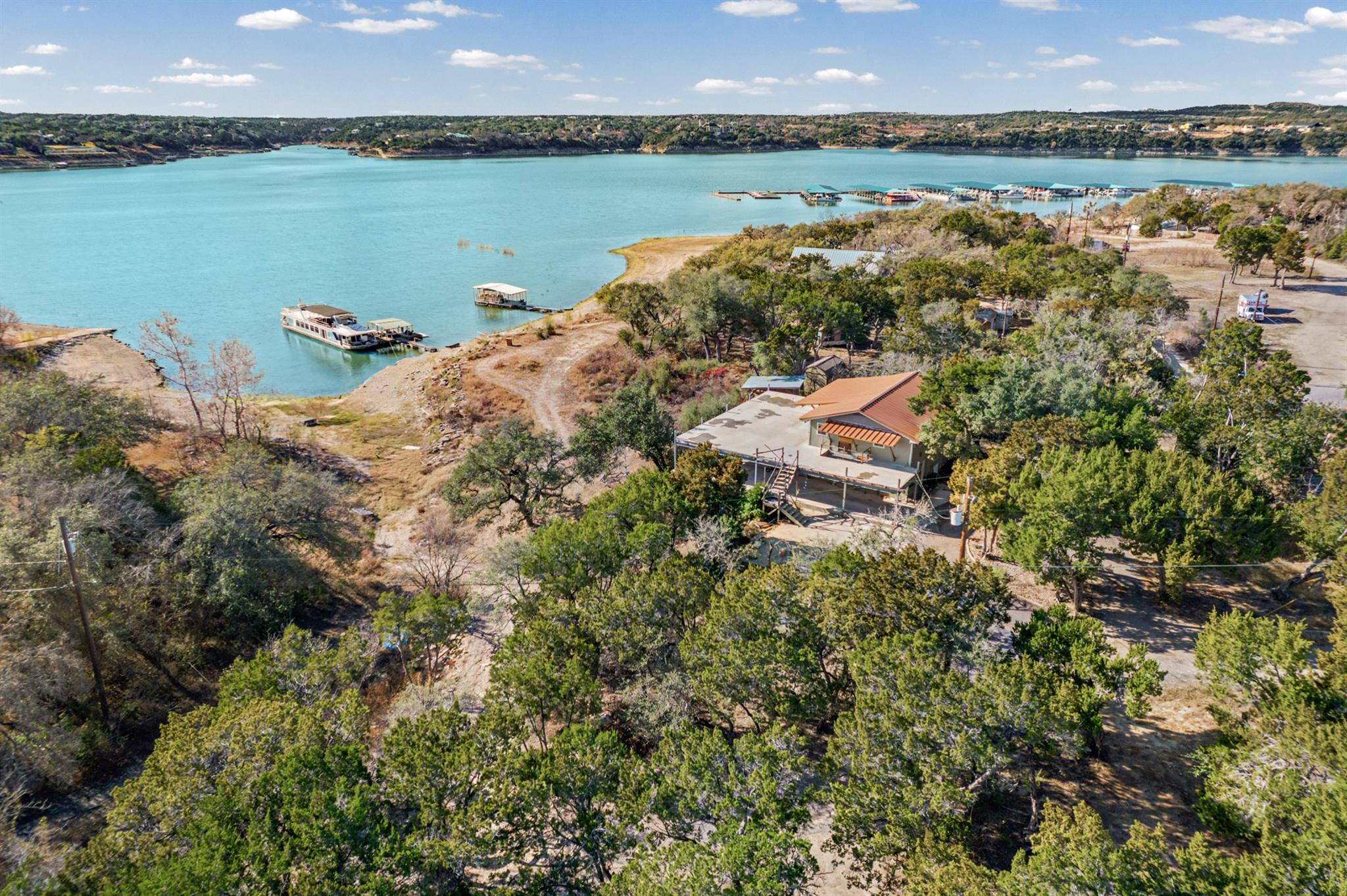 Aerial view of property's location featuring a la