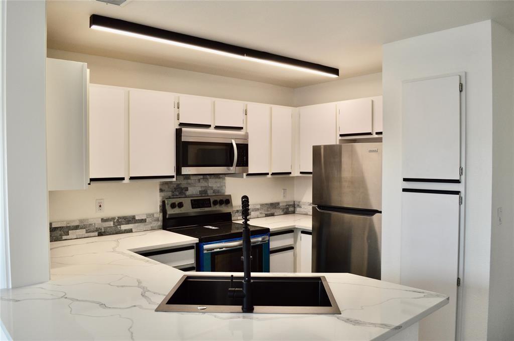 Listing photo 1 of 2320  Gracy Farms Ln  #1414