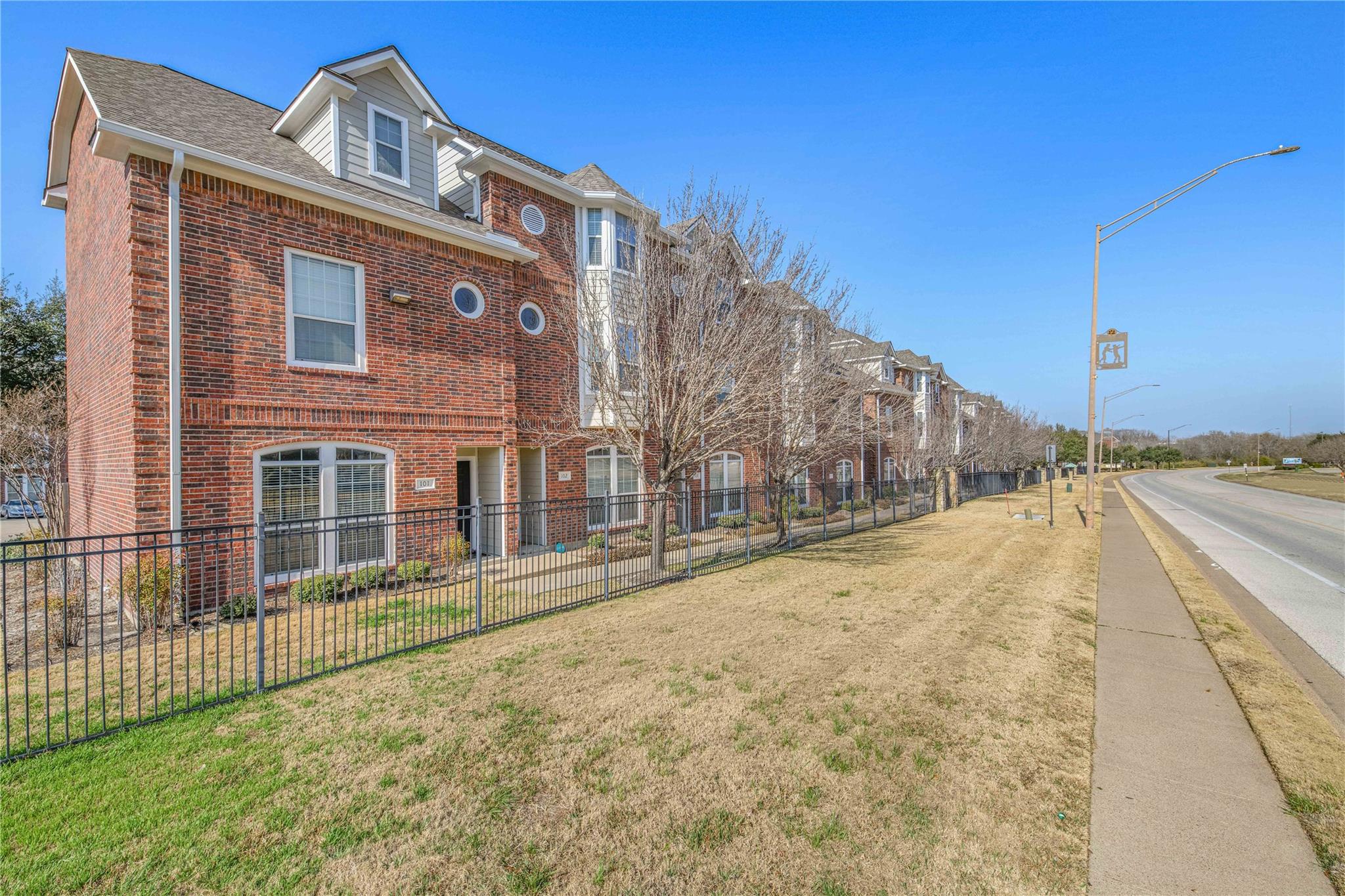 305  Holleman Dr E #102 매물 사진 1
