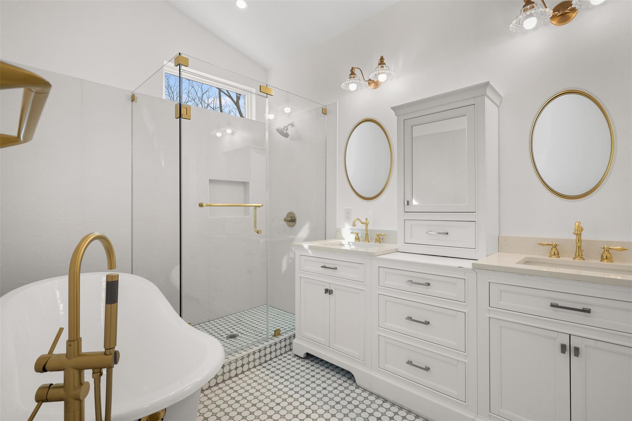 Listing photo 1 of 1019 W 4th St