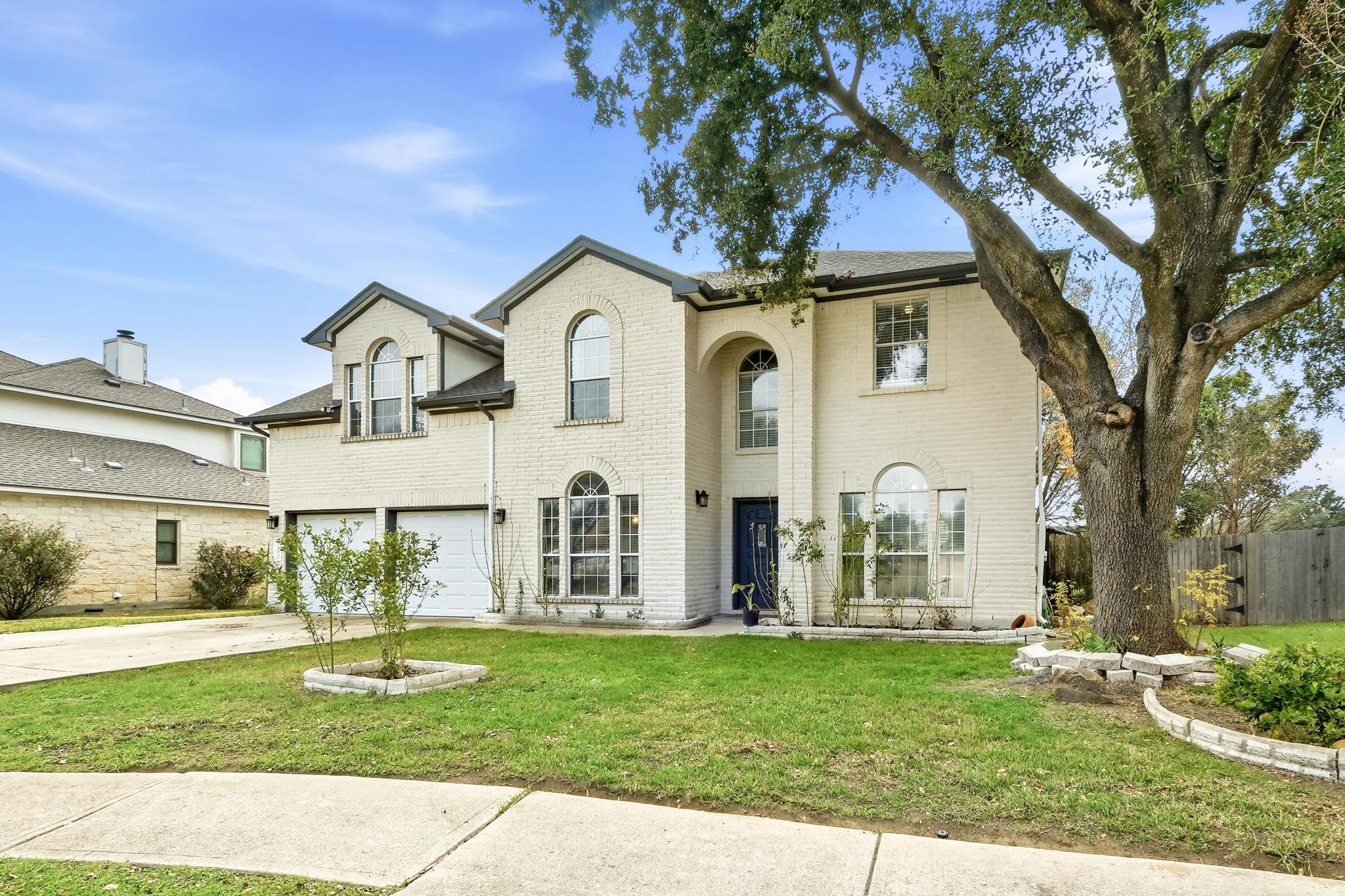 Listing photo 1 of 1410 NE Katie Lynch Dr