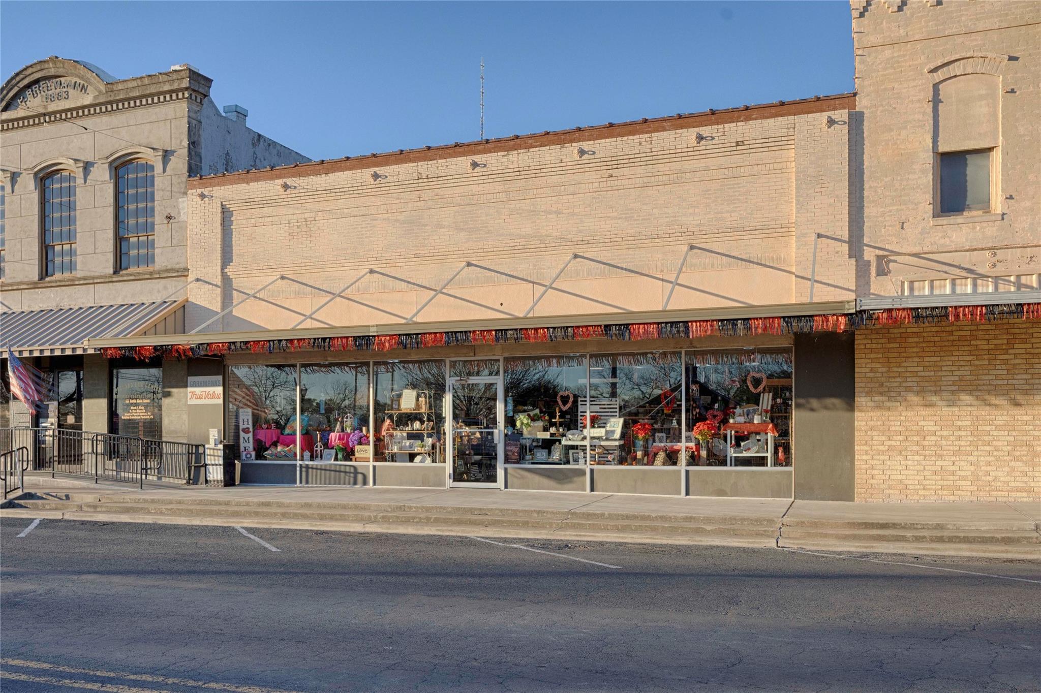 Listing photo 1 of 520 N Main St