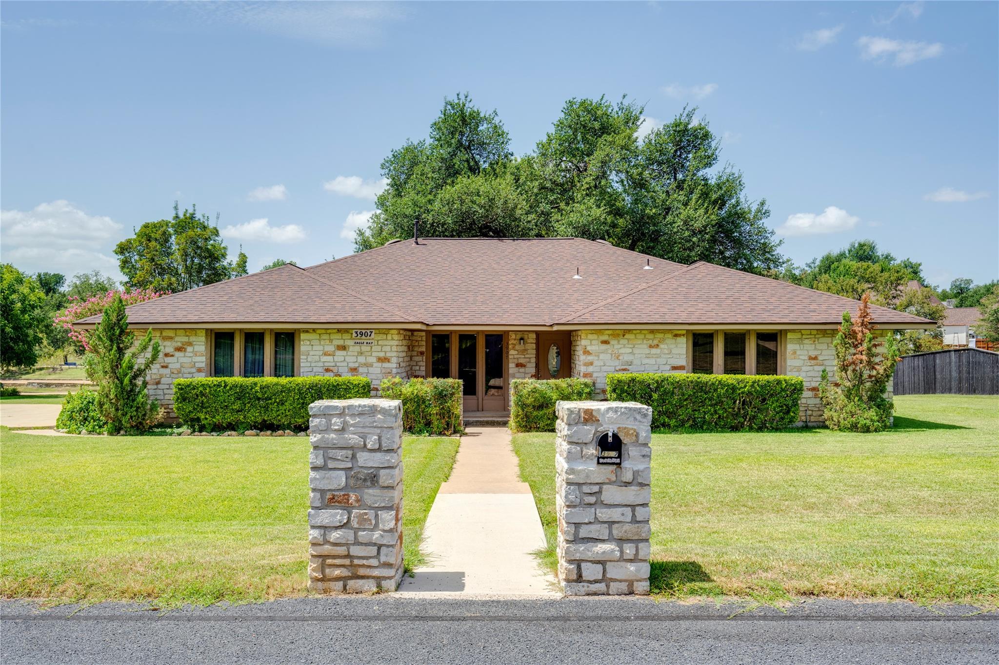 Listing photo 1 of 3907  Eagle Way