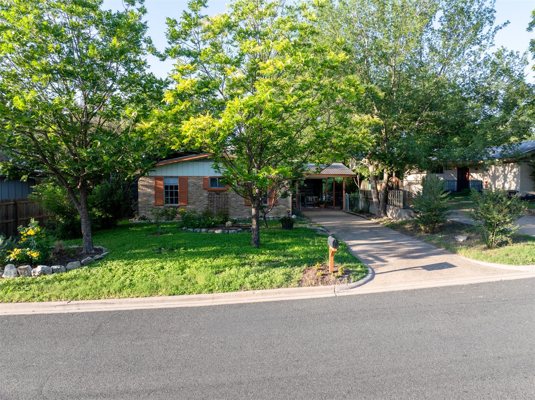 Listing photo 1 of 204  La Vista St