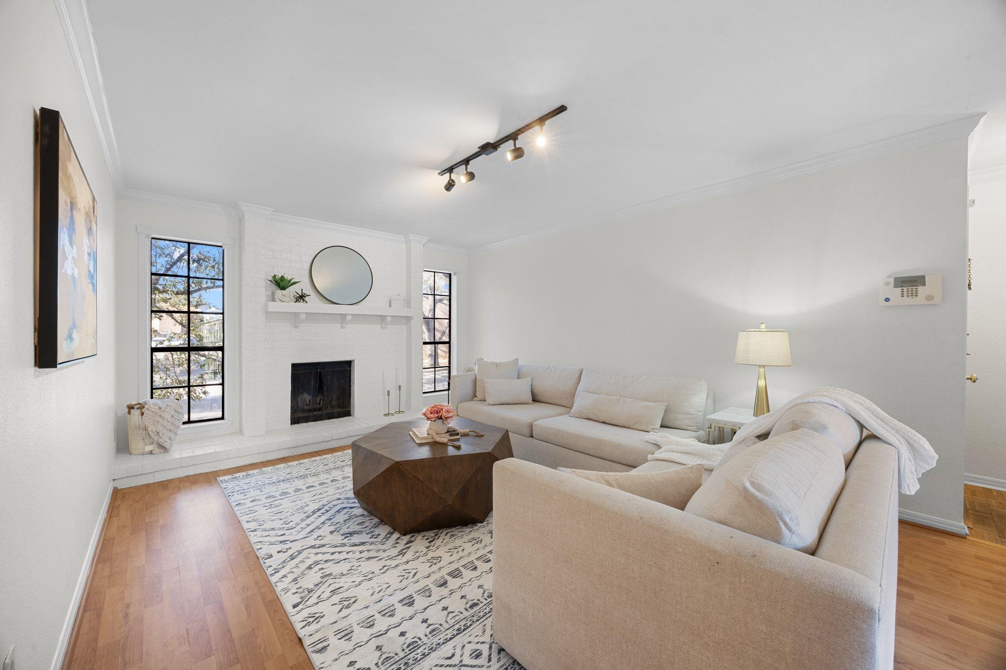 Listing photo 1 of 4159  Steck Ave  #258