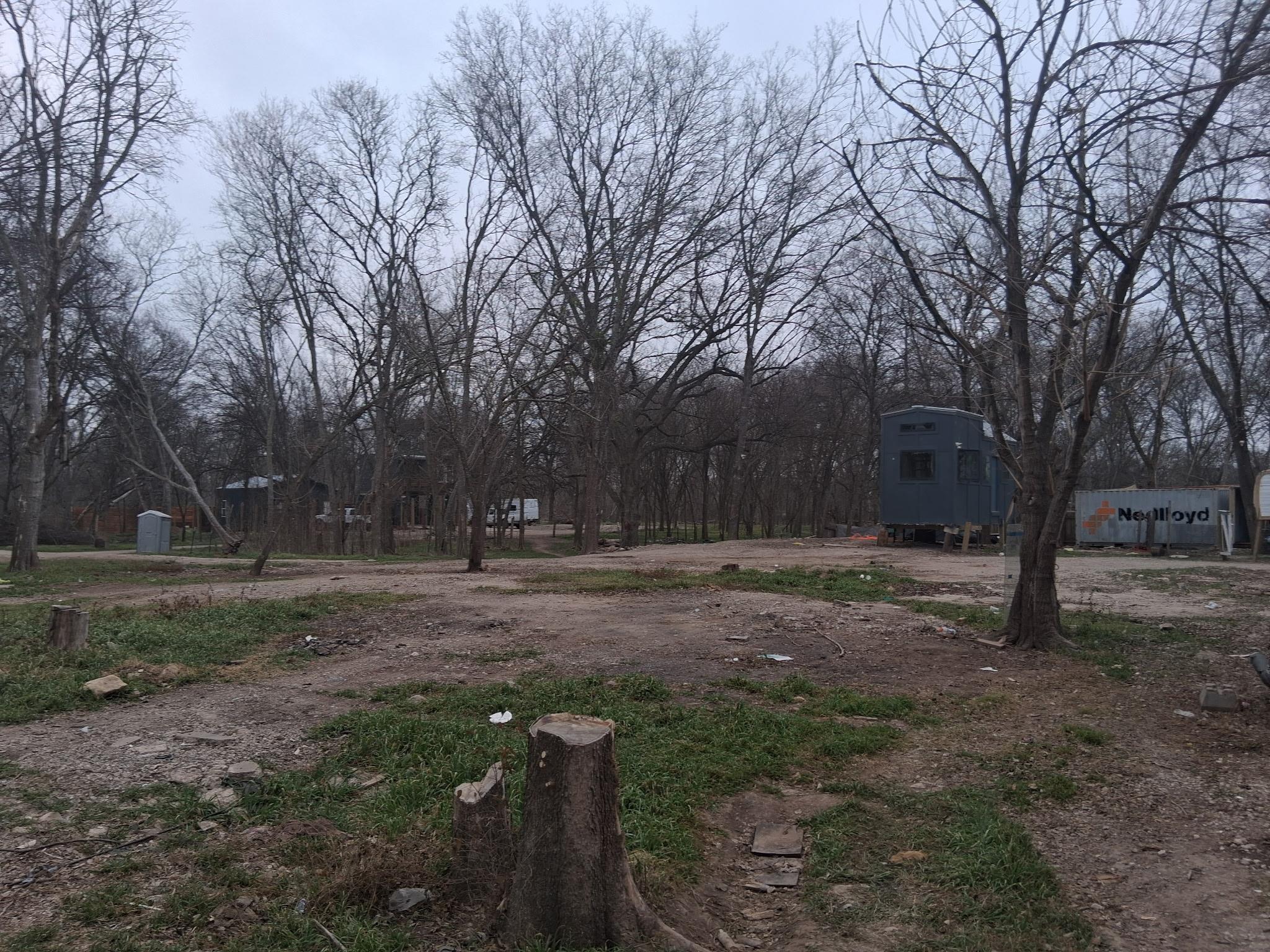 View of yard featuring an outbuilding