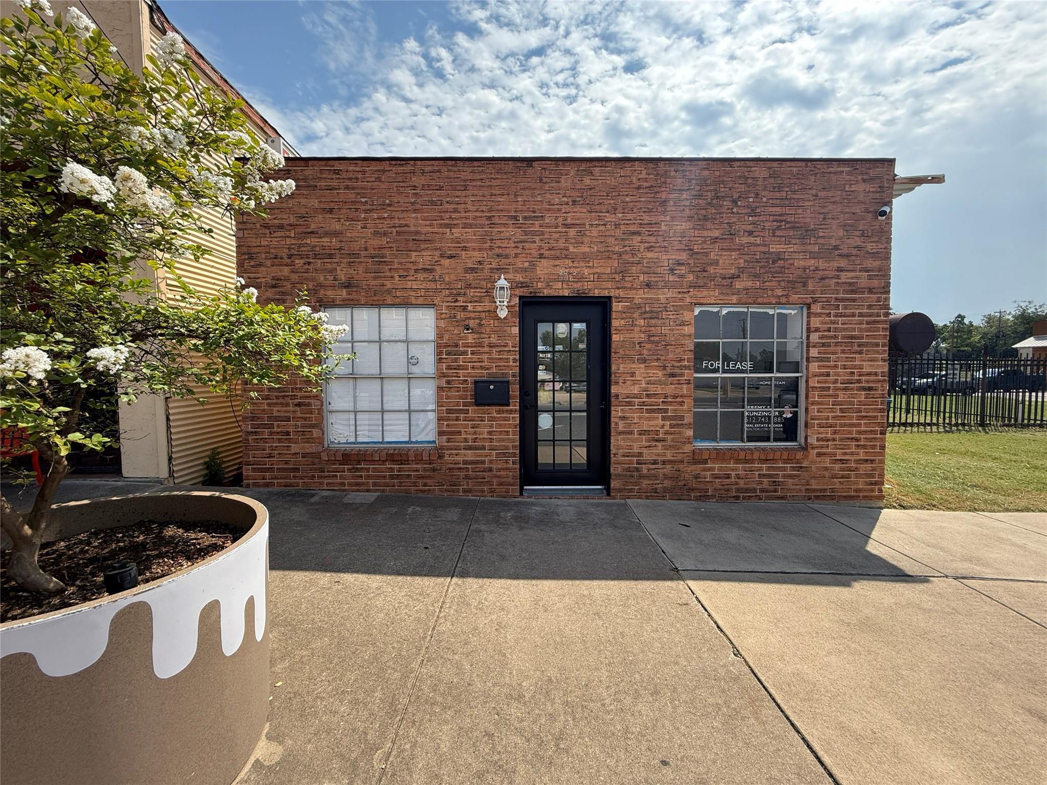 Listing photo 1 of 117 S Main St
