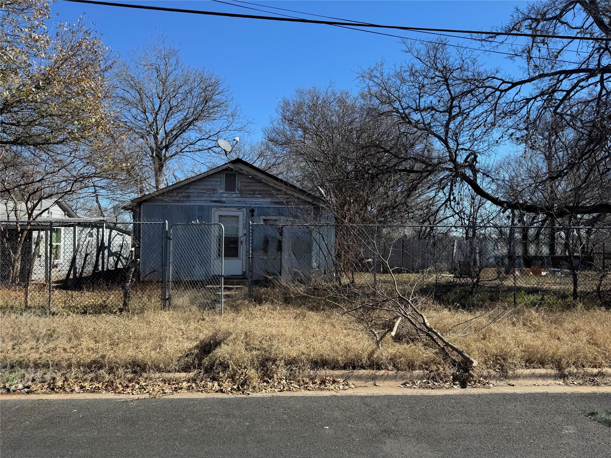 Listing photo 1 of 1309  Perez (lot 30) St