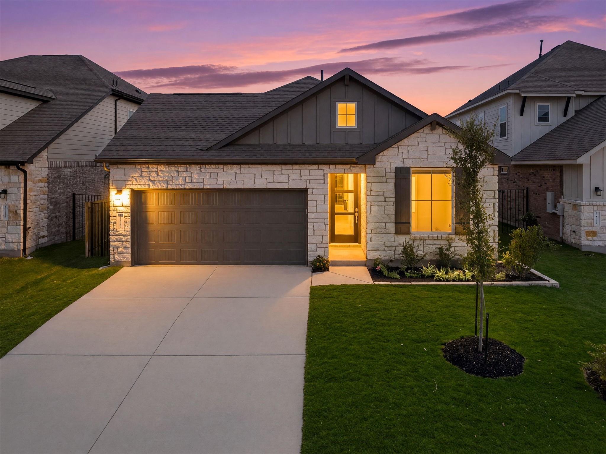 Listing photo 1 of 113  Cintilar St