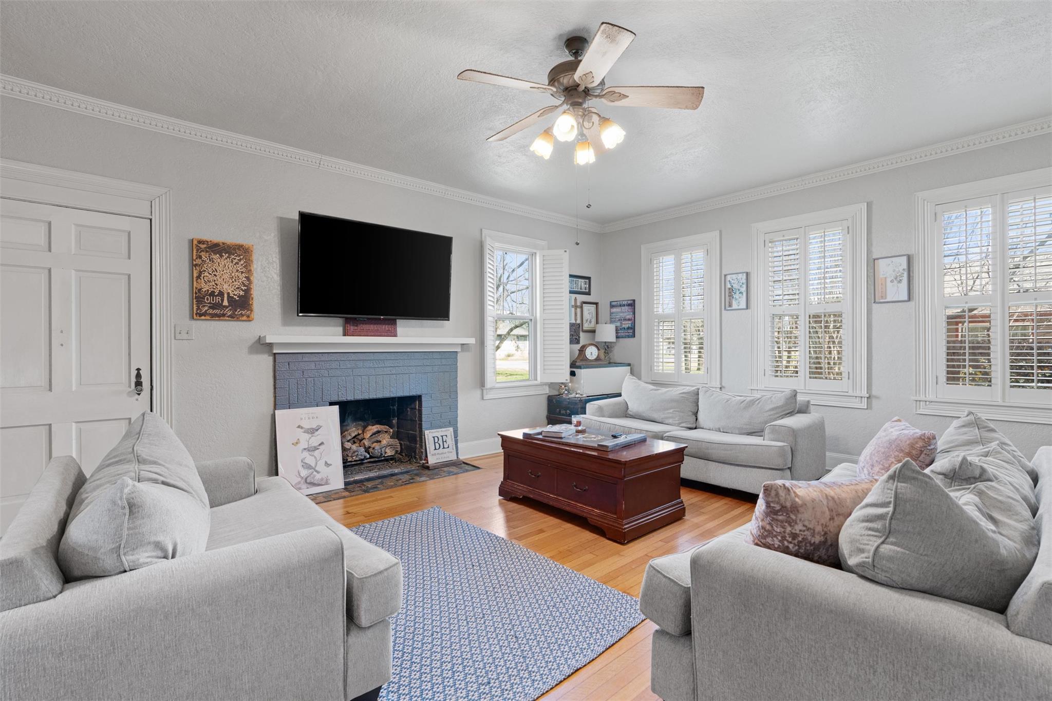 Listing photo 1 of 1543 W Clark St