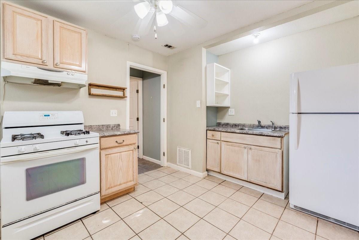 Listing photo 1 of 609  Cottonwood St  #B