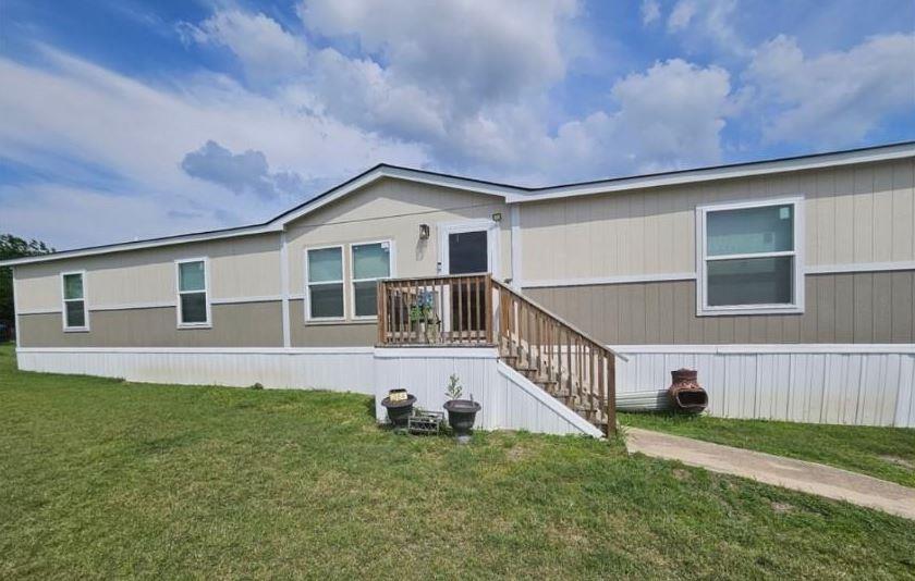 View of front of house featuring a front yard and