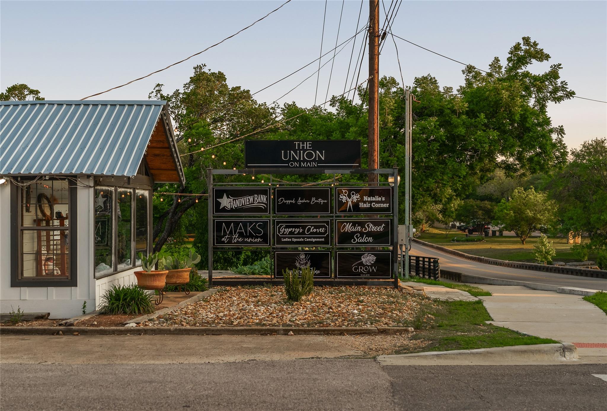 Listing photo 1 of 209 S Main St
