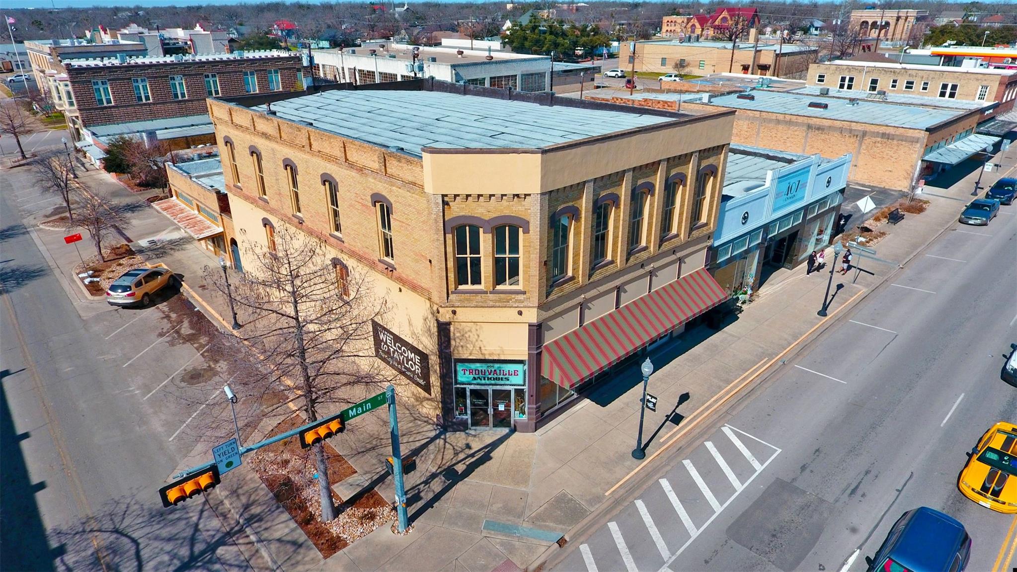 View of building exterior featuring uncovered par
