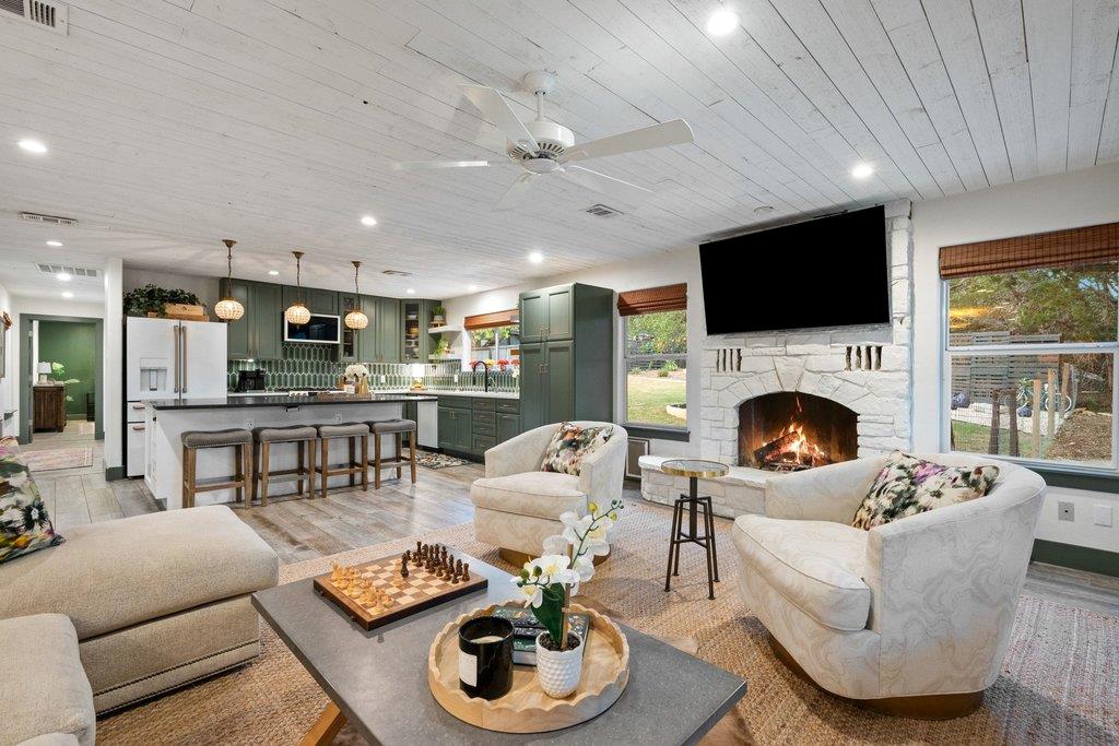 Living area with wooden ceiling, a ceiling fan, l