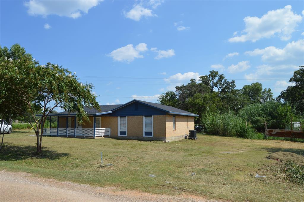 View of front of home featuring a front lawn and 