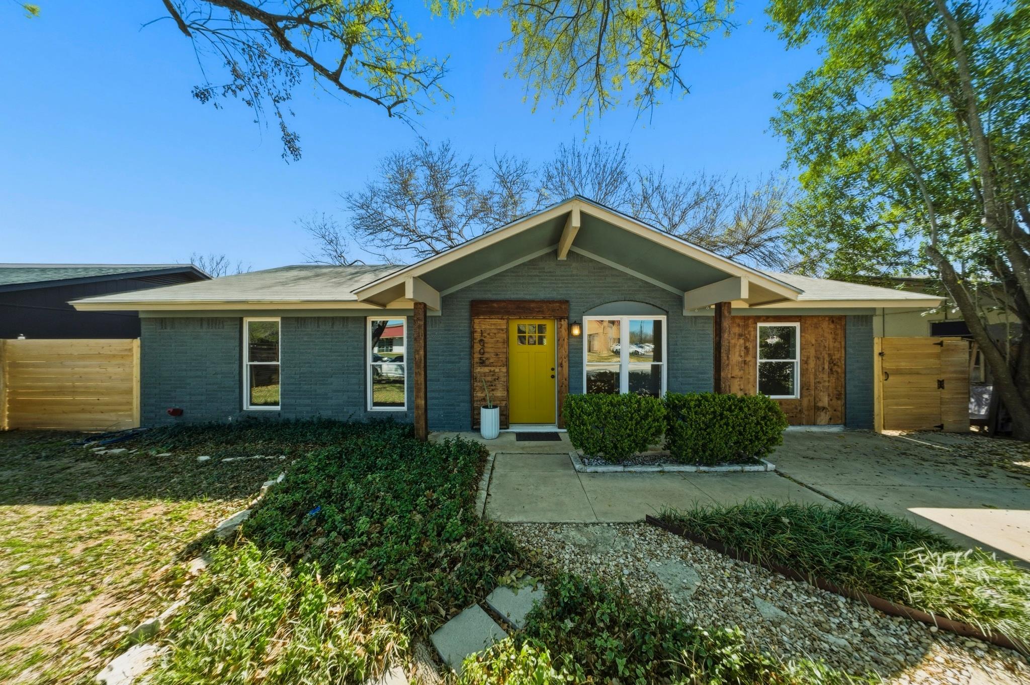 Listing photo 1 of 1005  Arthur Stiles Rd