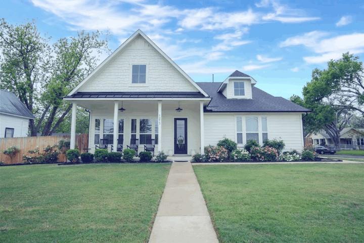 View of front of property featuring a porch and a