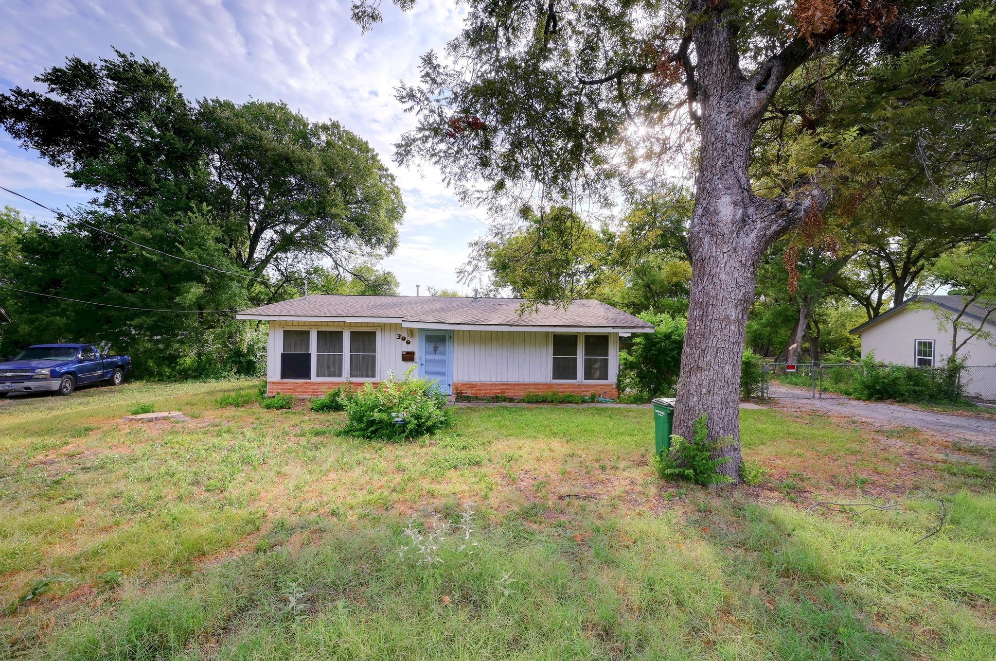 Ranch-style home with a front lawn and brick sidi