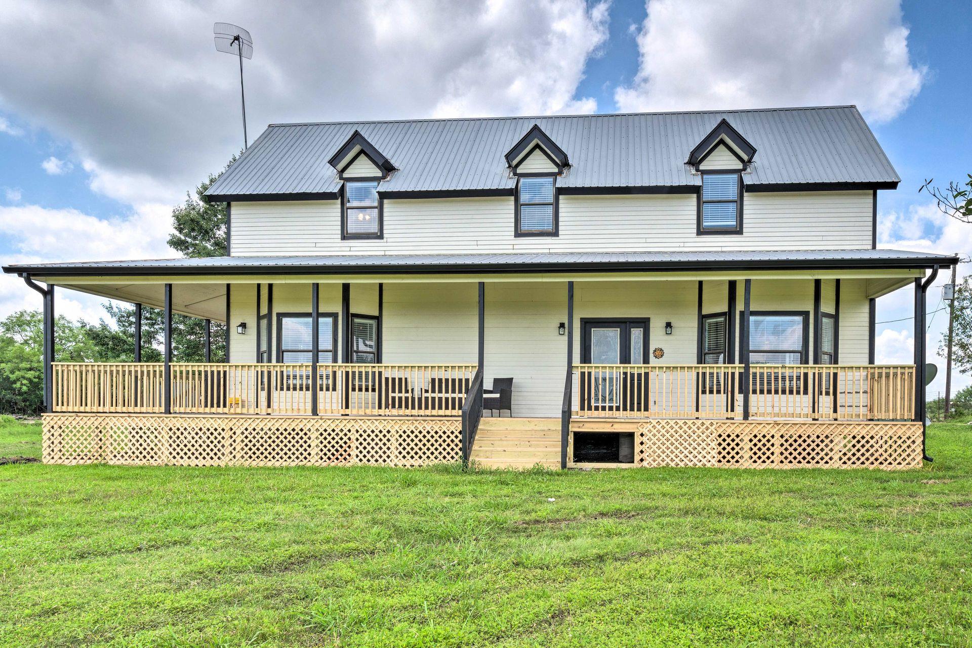 Listing photo 1 of 15805  Richards Dr