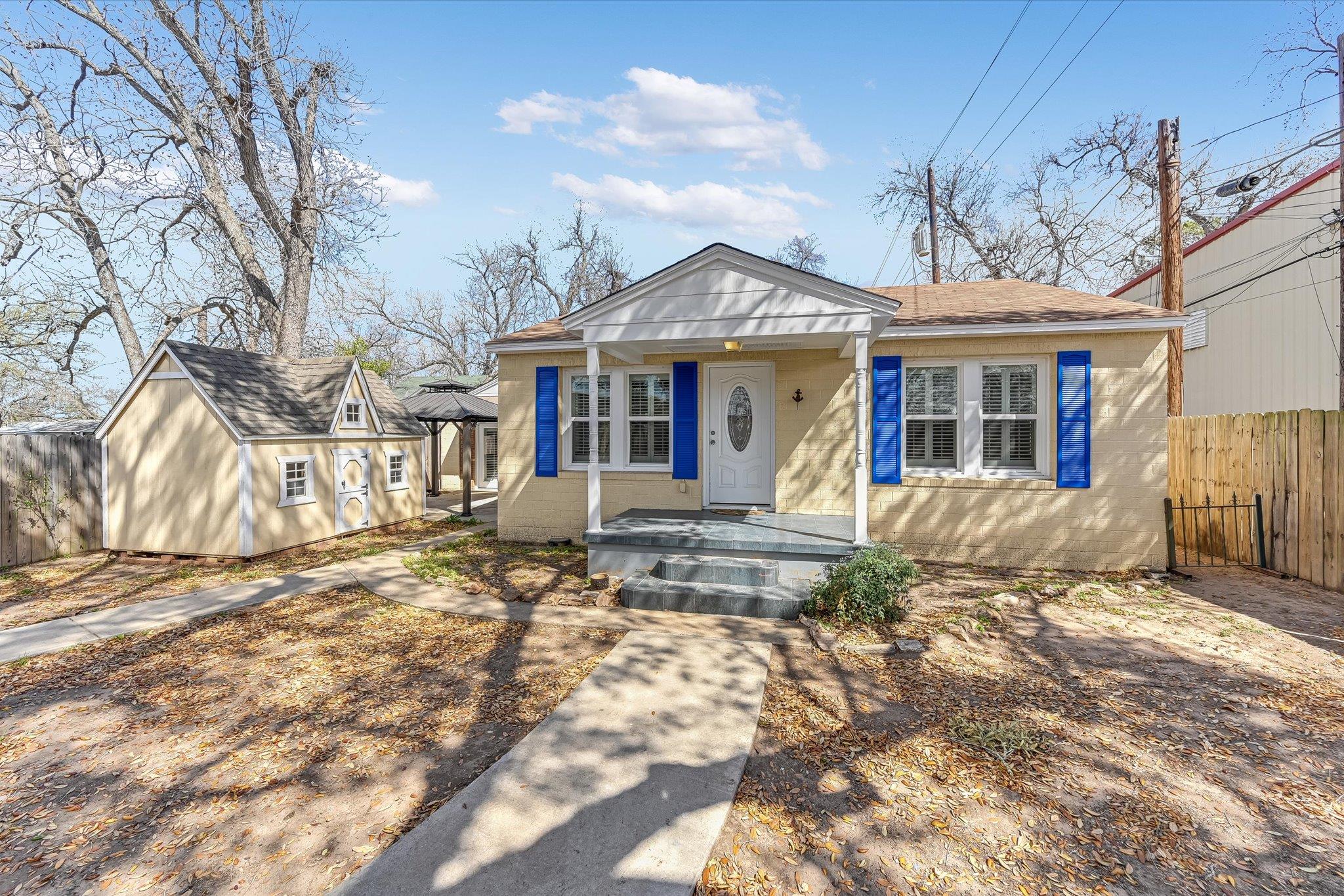 Listing photo 1 of 318 NW Loop 230 Hwy