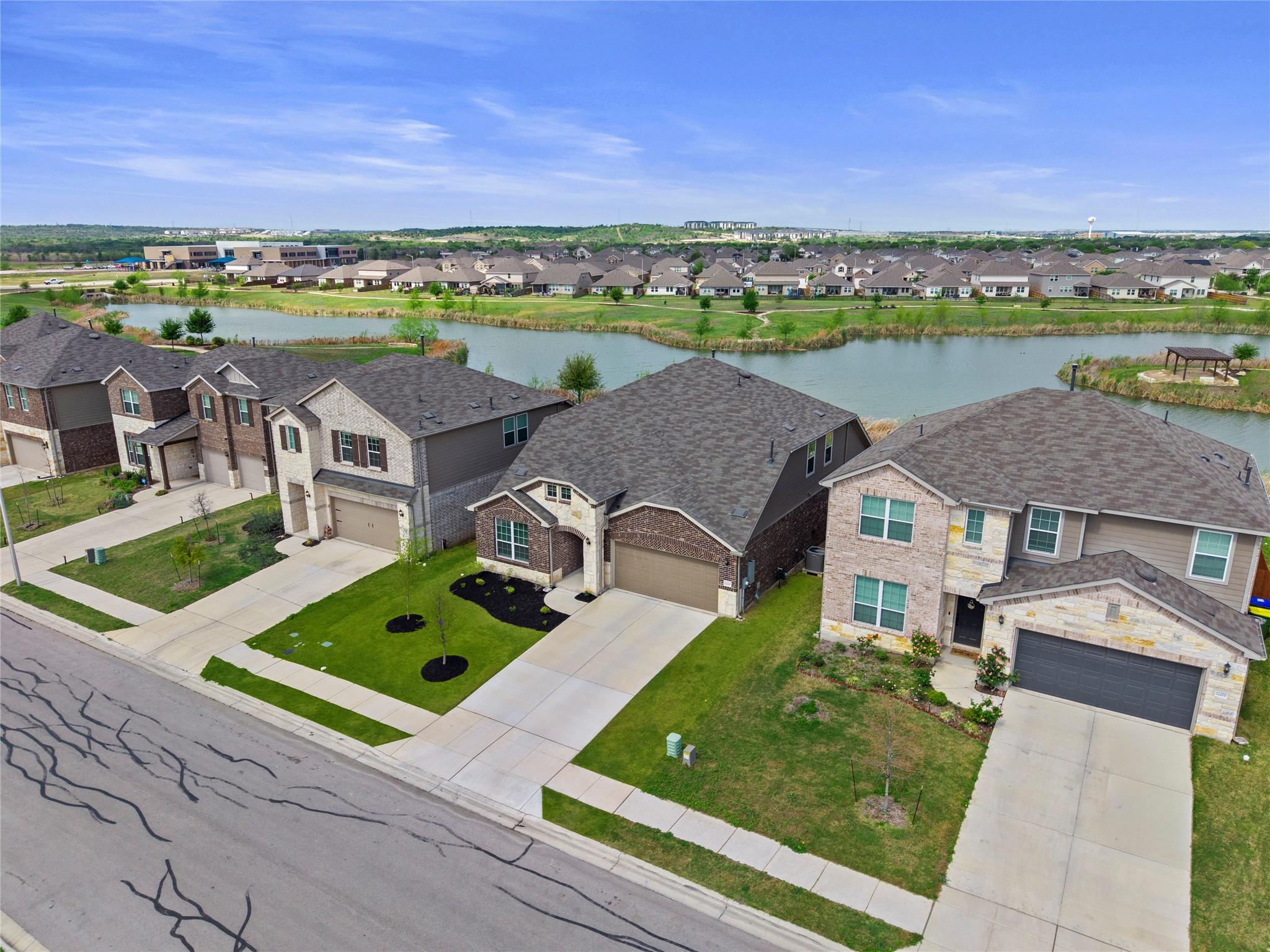 Foto de la propiedad en venta 1 de 12120  Paseo De Los Lagos Ln
