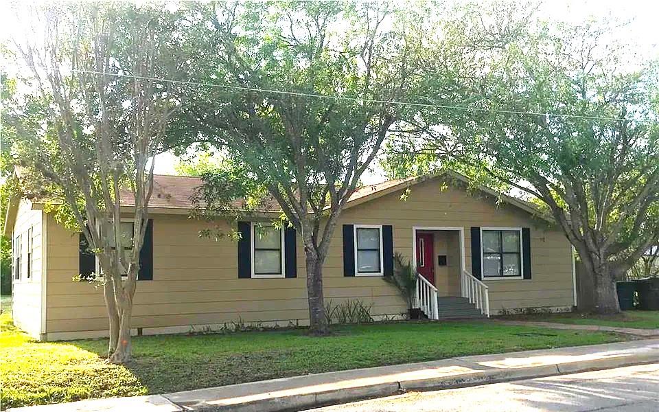 Ranch-style house featuring entry steps and a fro