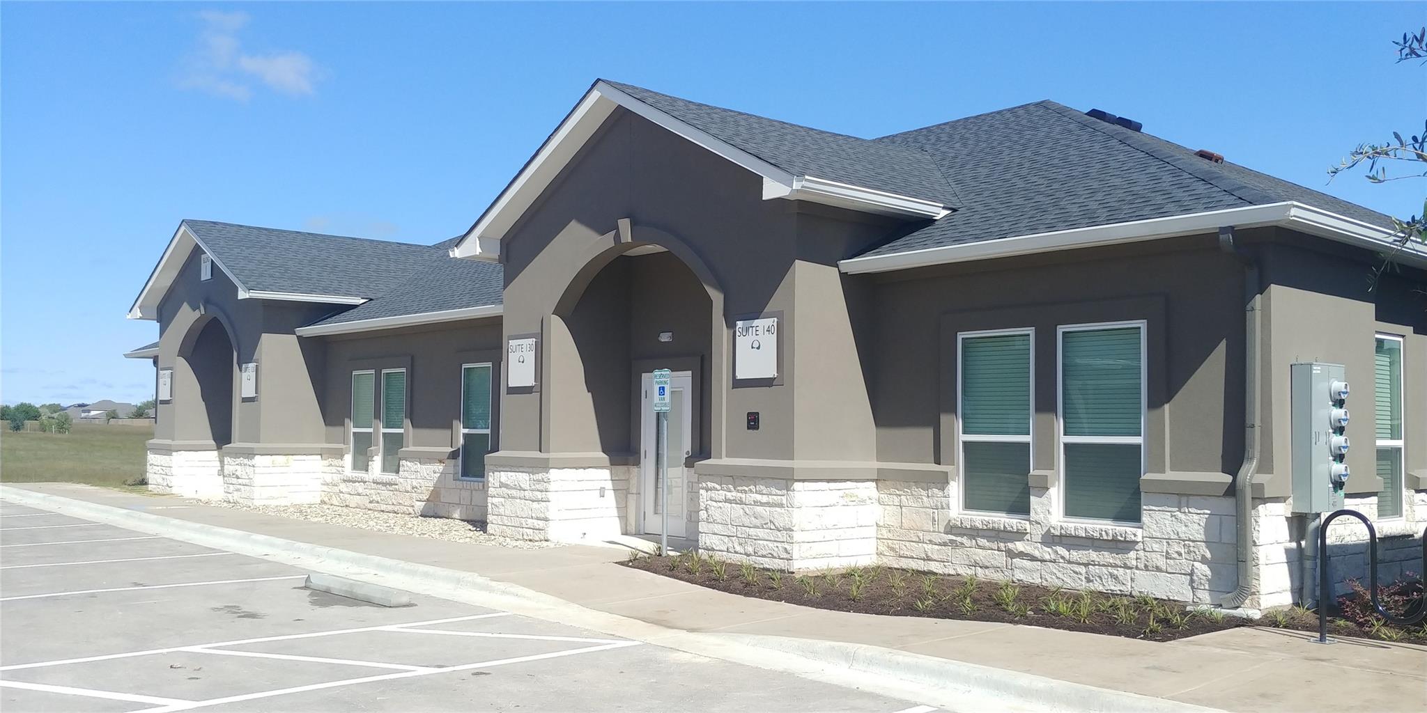 Listing photo 1 of 660 S Bagdad Rd  #420