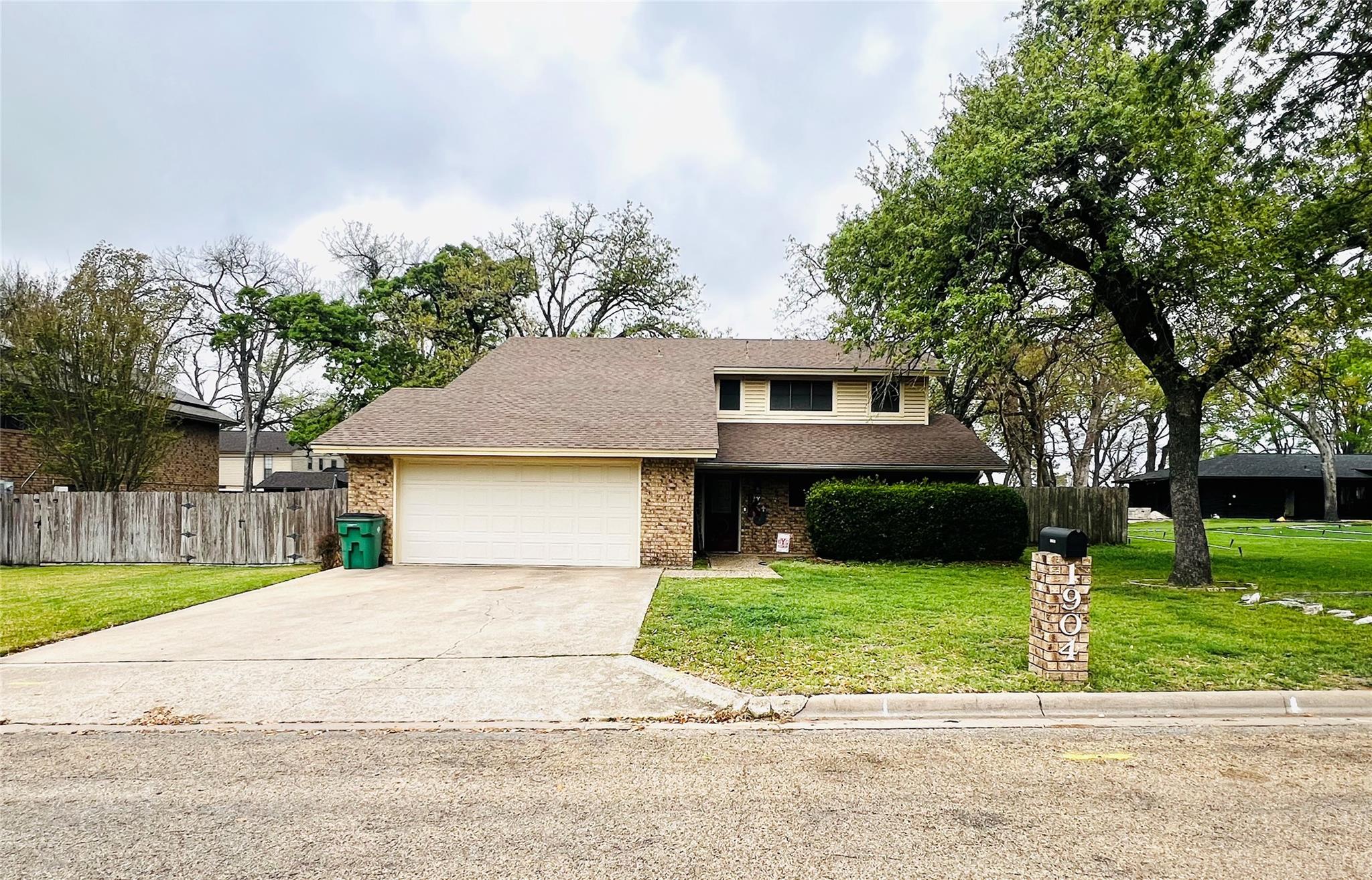 Traditional-style house with roof with shingles, 