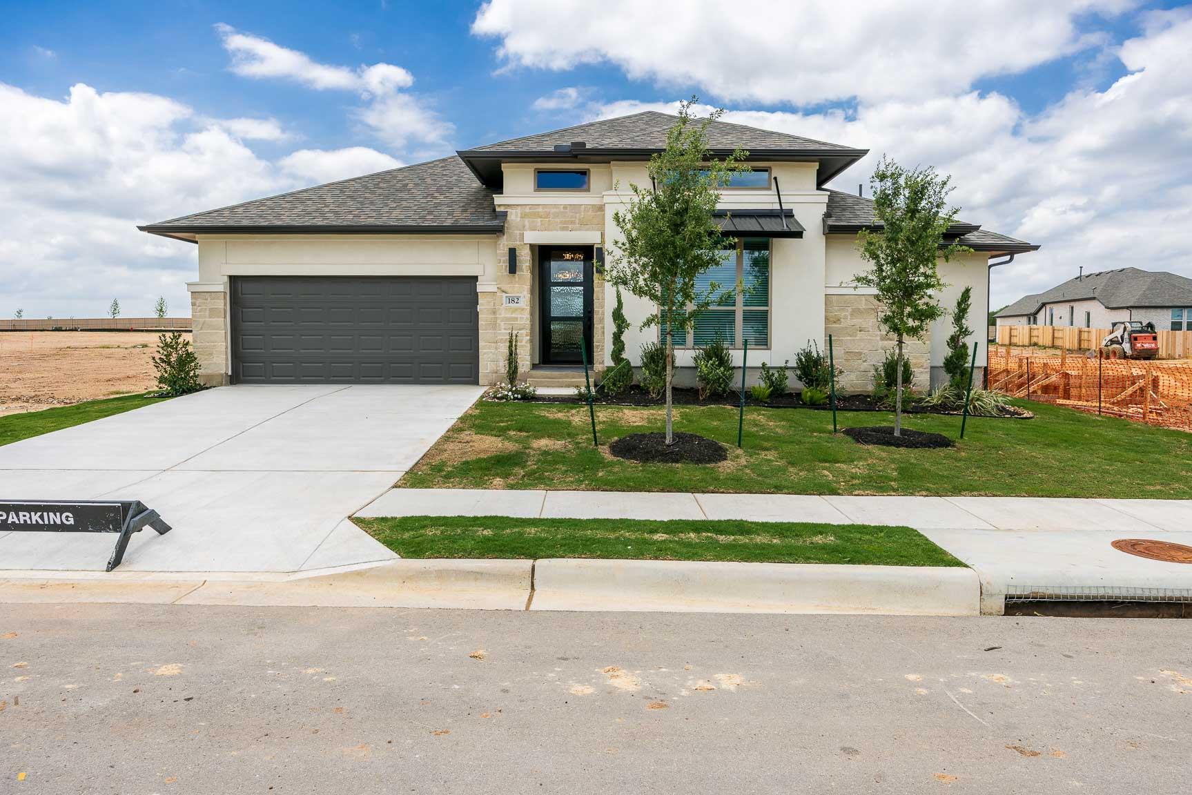 Ảnh nhà đang rao bán 1 của 182  Kingswood Dr