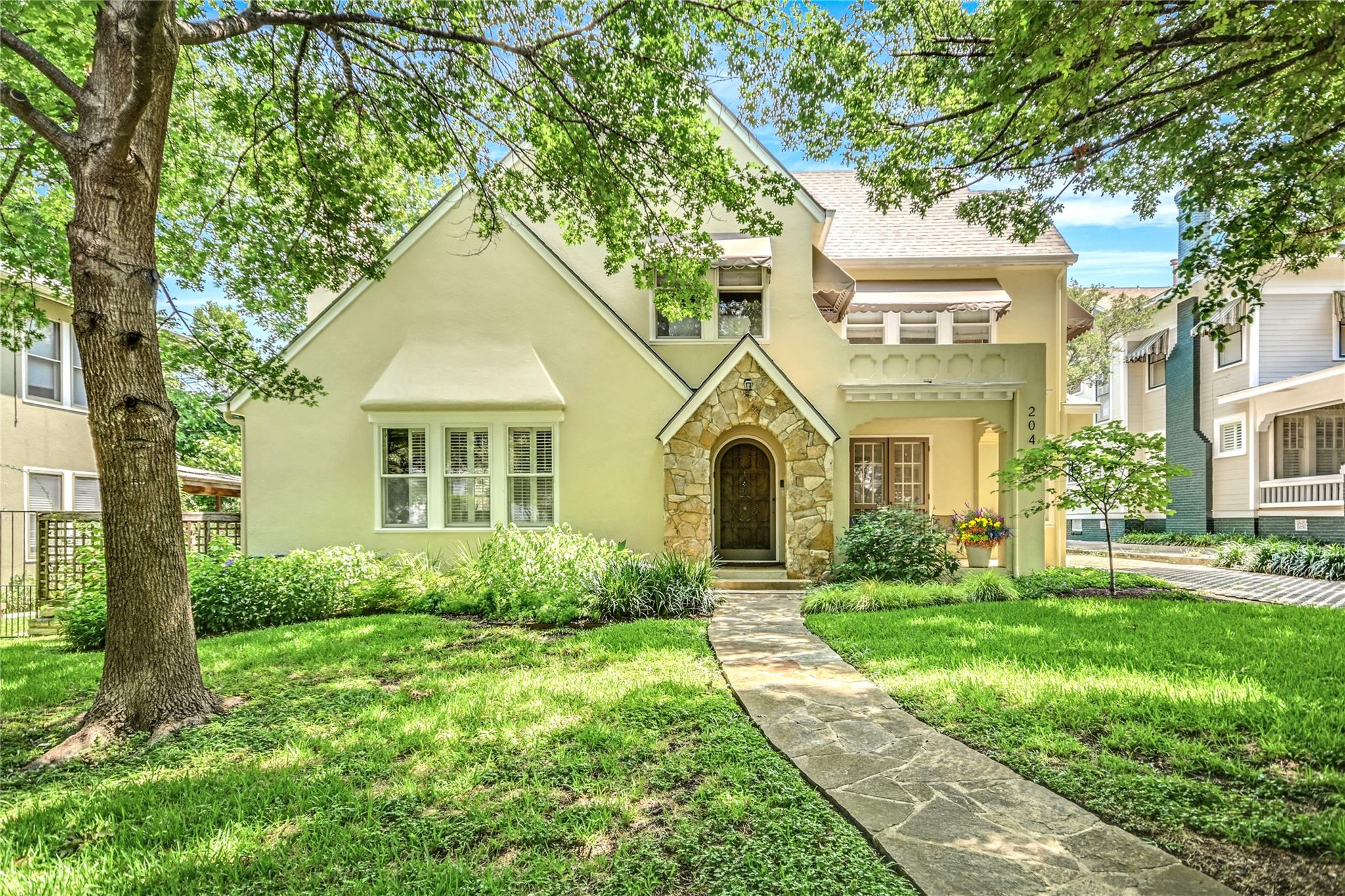 Listing photo 1 of 204 W 32nd St