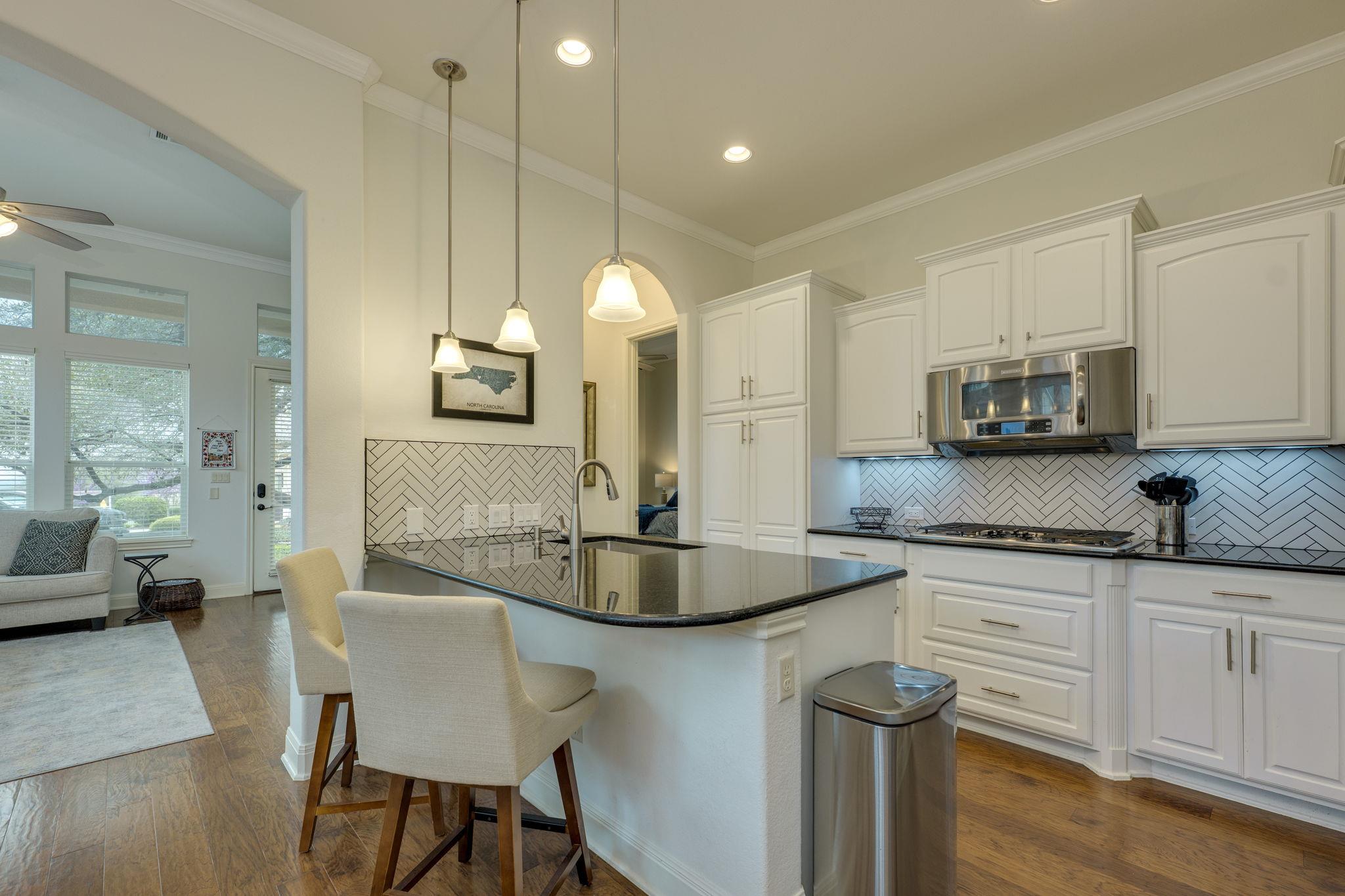 Kitchen with a breakfast bar area, white cabinetr