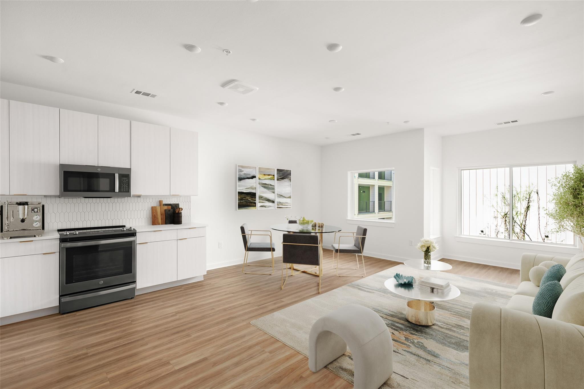 Listing photo 1 of 4802 S Congress Ave  #213